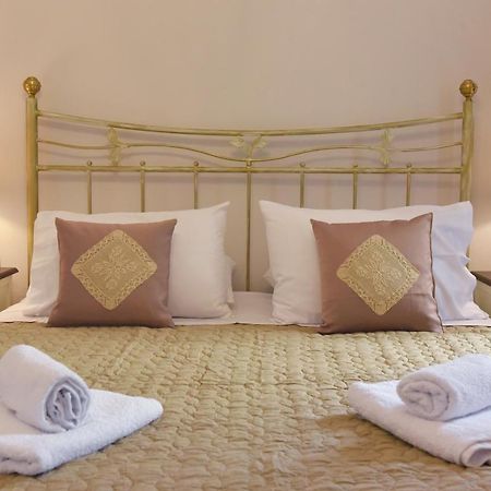 Oisyra Hotel Ermoupoli Ngoại thất bức ảnh
