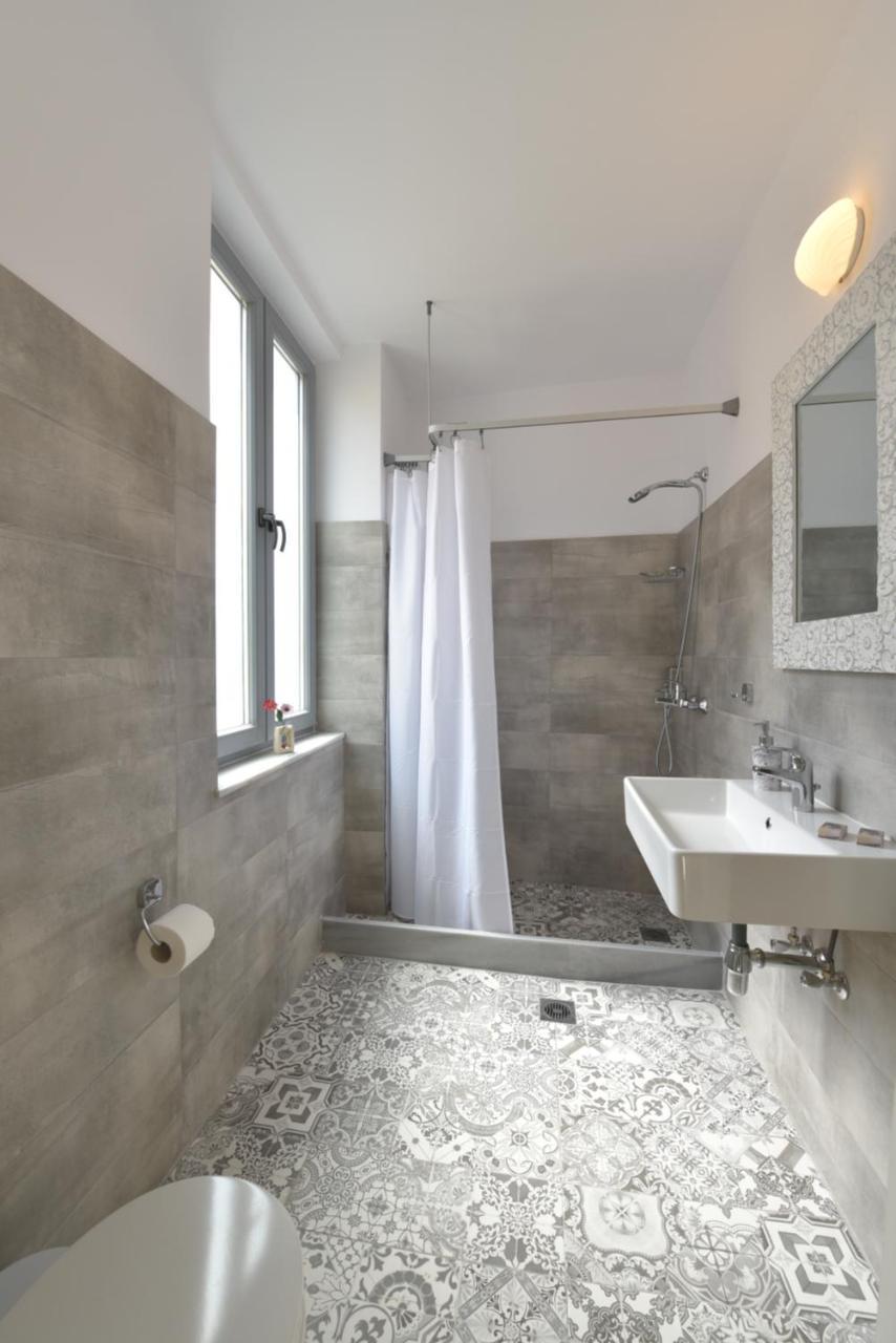 Oisyra Hotel Ermoupoli Ngoại thất bức ảnh
