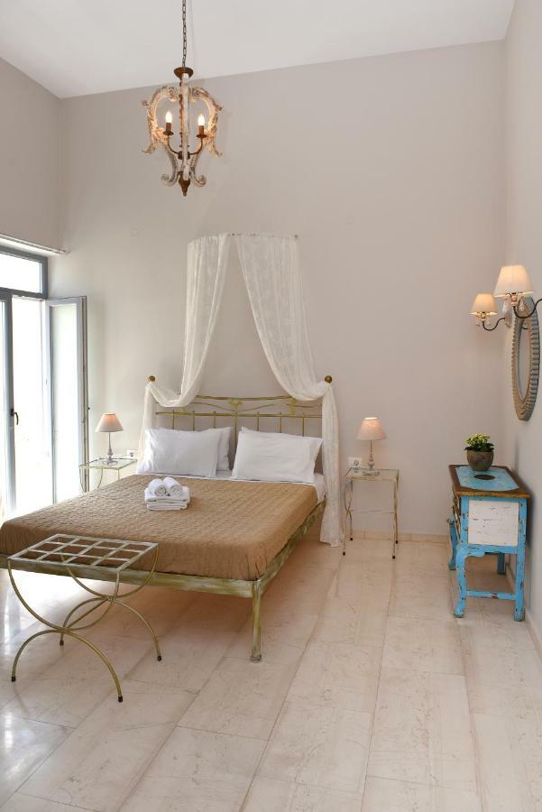 Oisyra Hotel Ermoupoli Ngoại thất bức ảnh