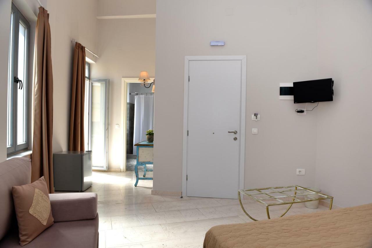 Oisyra Hotel Ermoupoli Ngoại thất bức ảnh